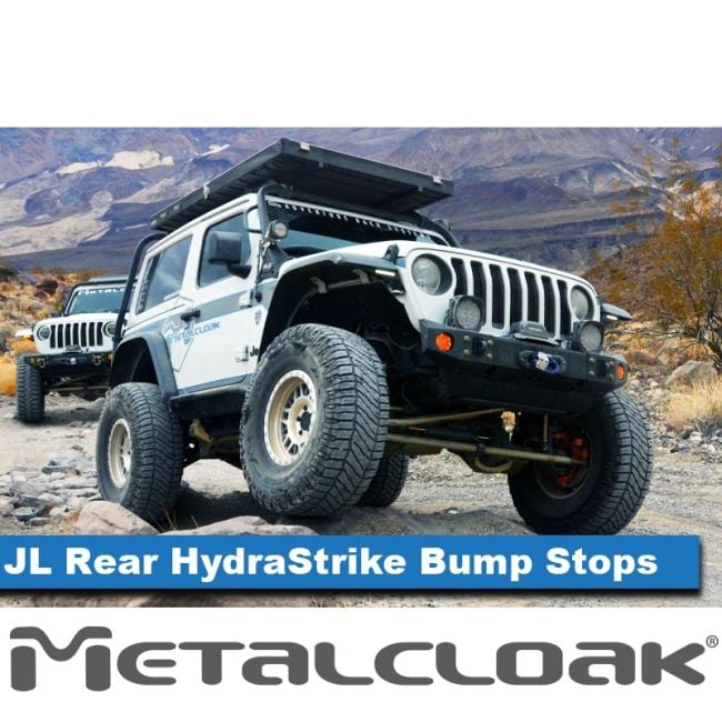 Jeep Wrangler JL w terenie, oznaczony przez MetalCloak jako zastosowanie tylnych odbojów HydraStrike