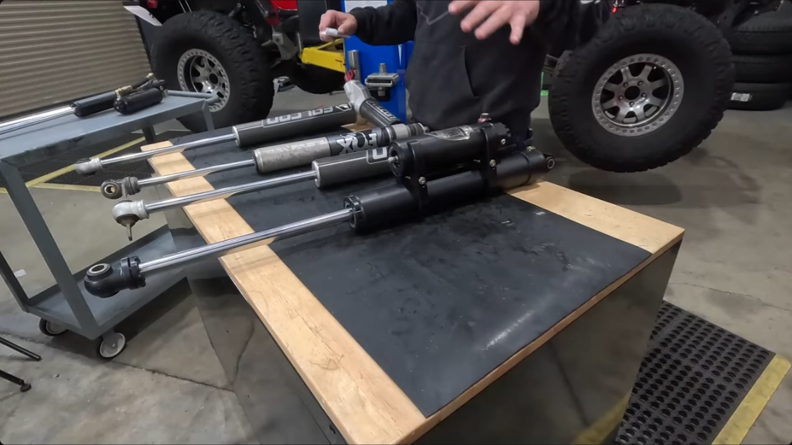 u1yamako様8点まとめTROJAN STRICTLY ROCKERS RockSport BLACK vs Falcon Shocks | Real Dyno Comparison
